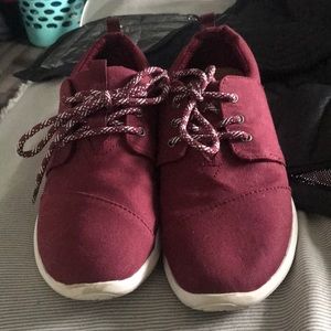 Like new toms sneakers!